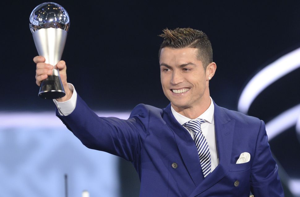 Cristiano Ronaldo獲頒首屆FIFA年度最佳男子球員獎。（達志影像）