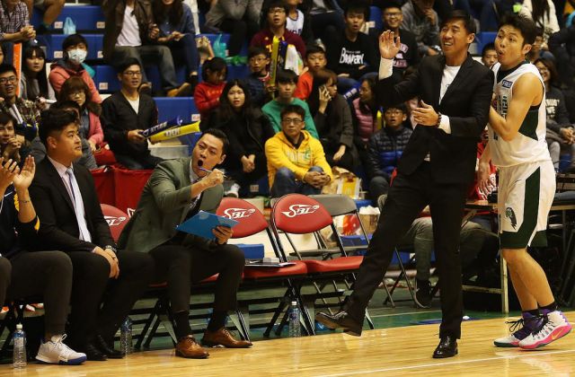 金酒總教練楊哲宜（右二）。 （籃協提供）