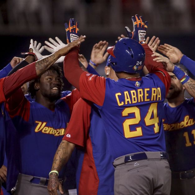 Miguel Cabrera（24號）9局上轟出追平陽春砲後，與委內瑞拉隊友擊掌慶祝。（達志影像）