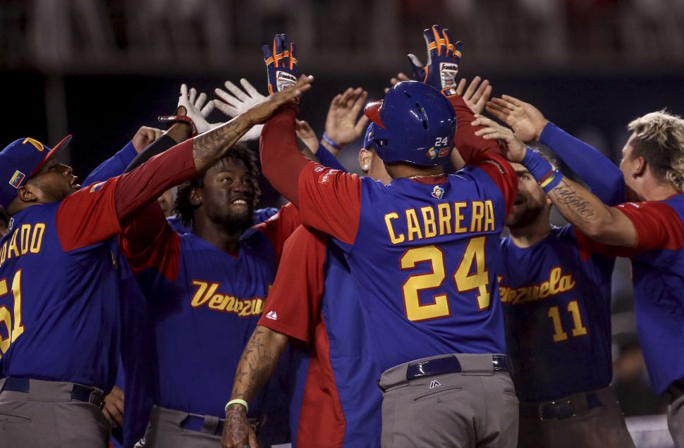 Miguel Cabrera（24號）9局上轟出追平陽春砲後，與委內瑞拉隊友擊掌慶祝。（達志影像）