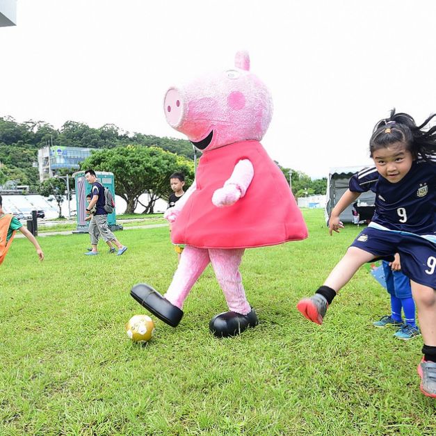 卡通明星佩佩豬現身為小小選手加油，和小選手們一起互動踢球，受到熱烈歡迎。（主辦單位提供）