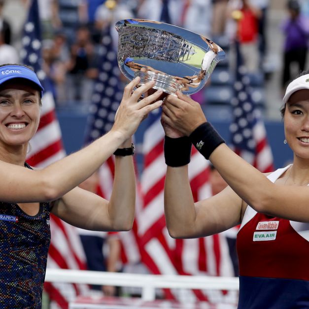 詹詠然（右）與Martina Hingis高捧美網女雙冠軍獎盃。（達志影像）