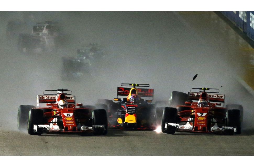 Kimi Raikkonen（右）、Sebastian Vettel（左）與Max Verstappen發生重大擦撞意外。（達志影像）