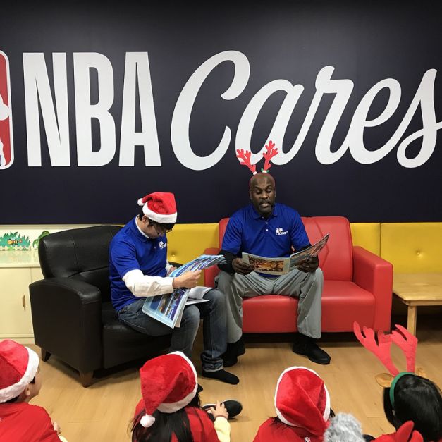 NBA球星Gary Payton化身英文老師，與小朋友一同閱讀有關聖誕節的英文故事。（大漢行銷提供）
