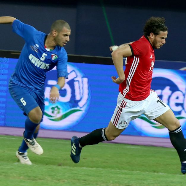 埃及中場Ramadan Sobhi（右）在對科威特的熱身賽中帶球進攻。（AFP授權）