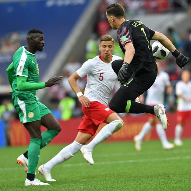 波蘭門將遠離球門卻未能阻擋進攻者，塞內加爾選手輕鬆射門得分。（AFP授權）