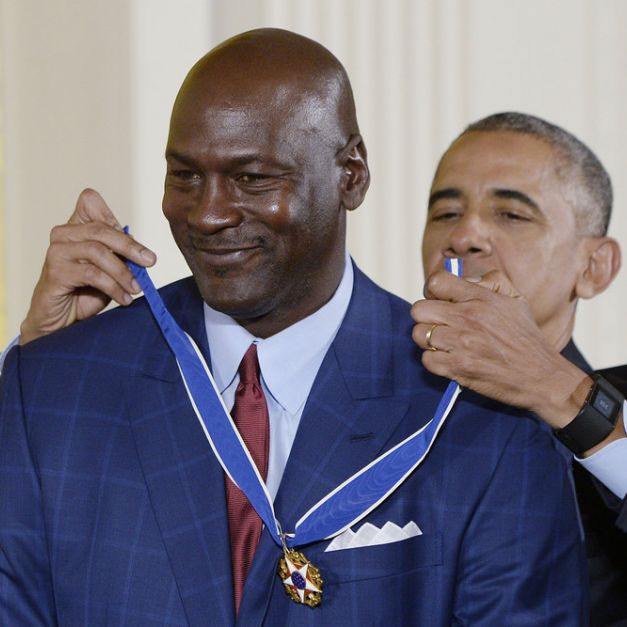 Michael Jordan(左)獲頒總統自由勳章。(達志影像)