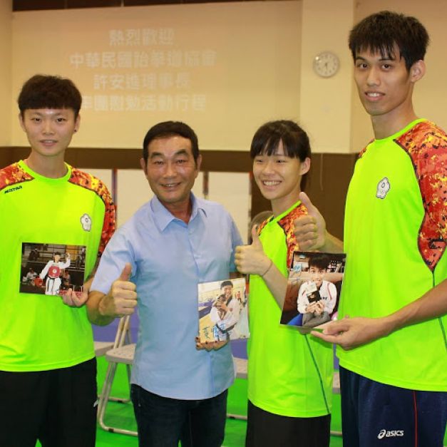 里約奧運中華隊跆拳道選手莊佳佳(左)、劉威廷(右一)、黃懷萱(右二)。(中華民國跆拳道協會提供)