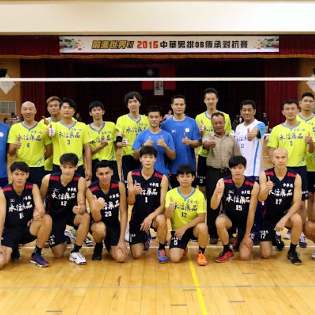 中華男排隊和亞運OB隊球員賽後開心大合照。(排協提供)