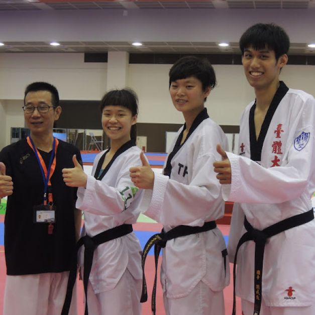 中華跆拳道隊總教練李佳融(圖左1)和三位今年前進里約奧運的選手劉威廷(圖右1)、莊佳佳(圖右2)、黃懷萱(圖左2)。(陳筱琳/攝)