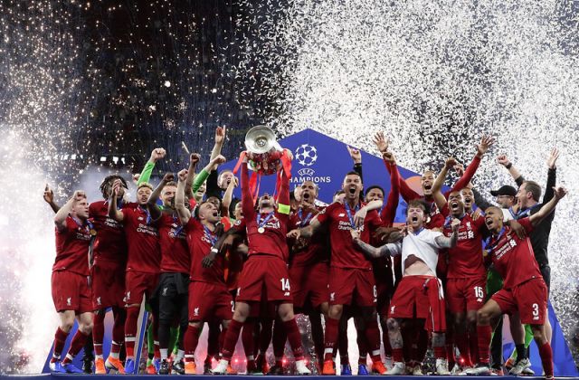 利物浦捧起歐冠冠軍獎盃。（達志影像）
