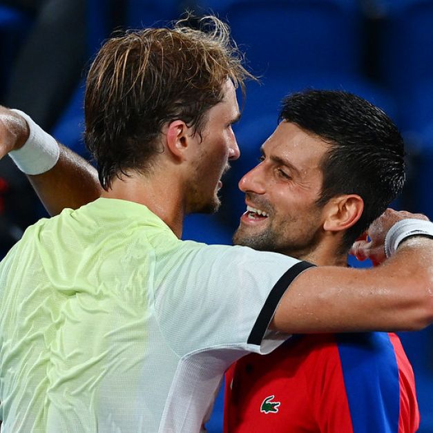 塞爾維亞球王Novak Djokovic輸球後，恭喜打進東奧網球男單決賽的德國選手Alexander Zverev。【AFP授權】