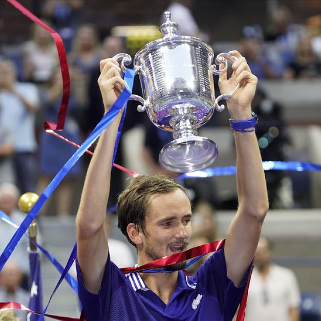 Daniil Medvedev捧起美網冠軍獎盃。（達志影像）