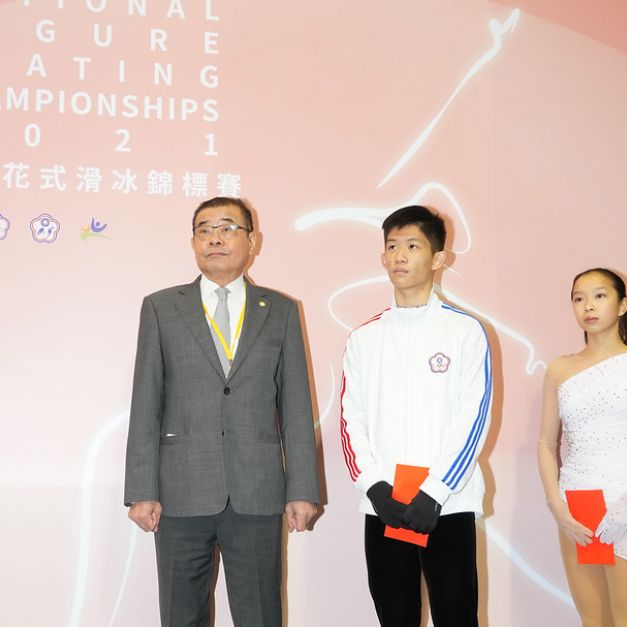 中華民國滑冰協會理事長洪調進（左起）與選手李宇翔、丁子涵。（中華民國滑冰協會提供）