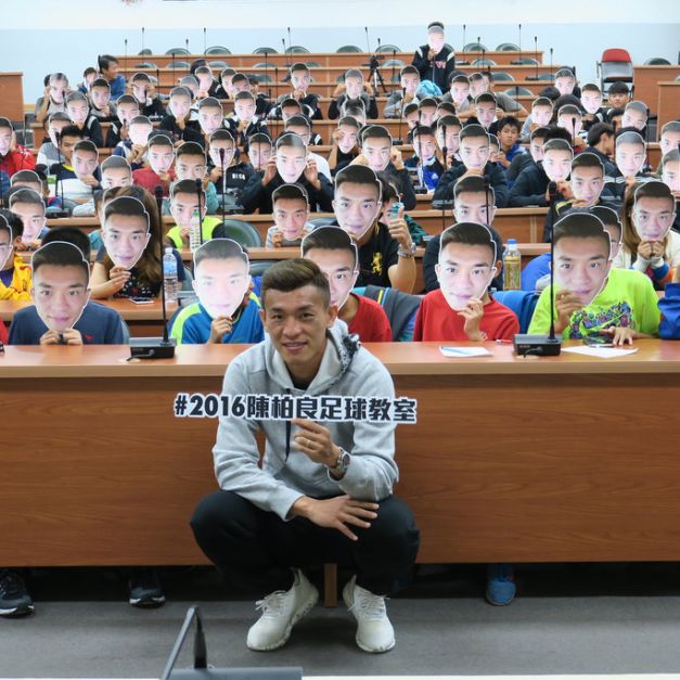 旅外足球好手陳柏良返母校中正高工舉行足球教室。(國訓中心提供)