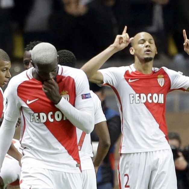 摩納哥球員Fabinho（右）踢進第2球後舉雙手慶祝。（達志影像）