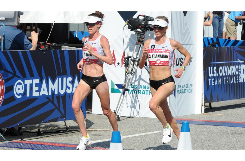 Amy Cragg和Shalane Flanagan兩名隊友穿著 Nike Zoom Vaporfly 4％，分別在洛杉磯舉行的里約奧運馬拉松預選賽中取得第一名和第三名。（Nike提供）