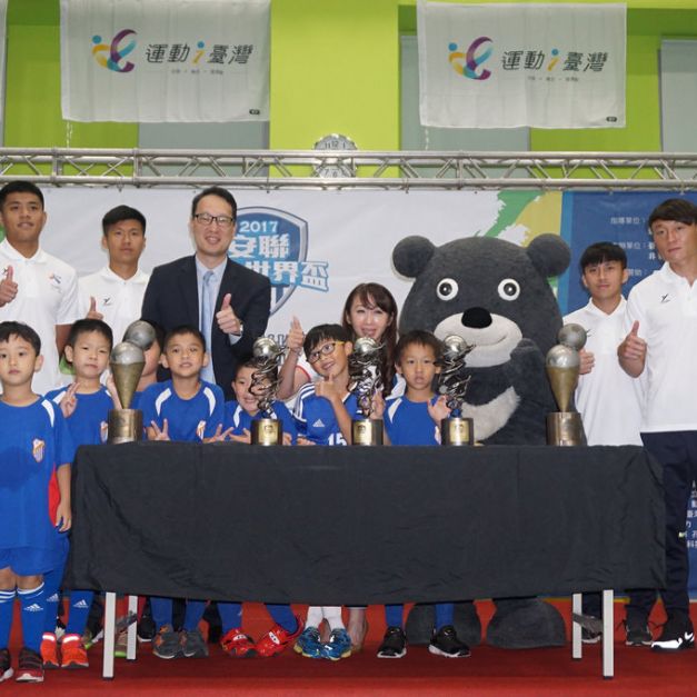 中華迷你足球協會理事長許淑華（後排左4）。（主辦單位提供）