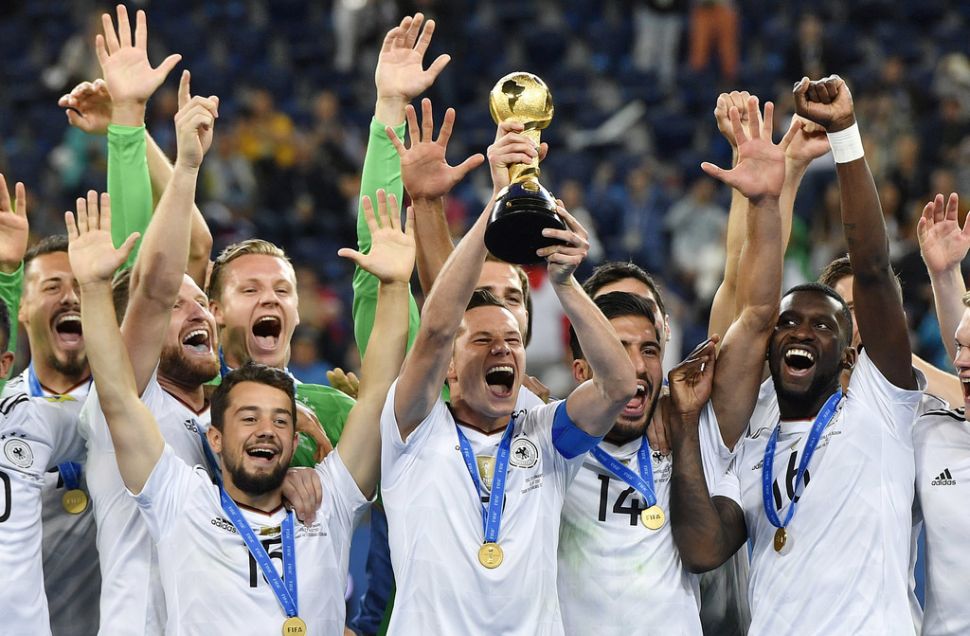 德國球員高捧聯合會盃冠軍獎唄。（達志影像）