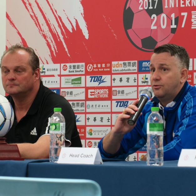 蒙古總教練Michael Weiss（圖左）與中華隊總教練Gary White。（足協提供）