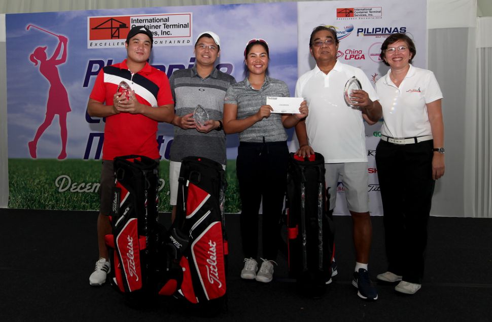 配對賽菲律賓職業選手Pauline DEL ROSARIO 保琳（中）與3位社會業餘人士奪冠，右為賽事總監Colo Ventosa。（主辦單位提供）