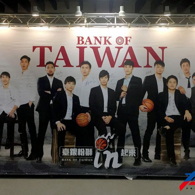 台灣銀行主場週推出球員穿著西裝的帥氣照。（倪芝蓉／攝）