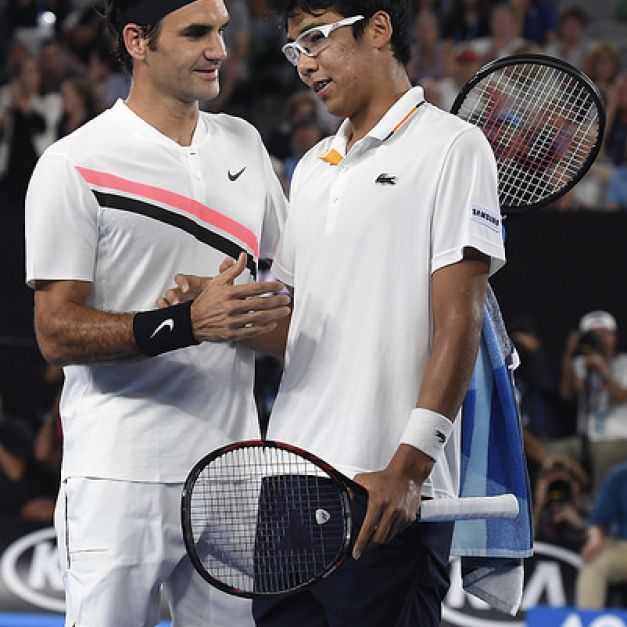 Federer（圖左）賽後鼓勵因傷退賽的鄭泫。（達志影像）