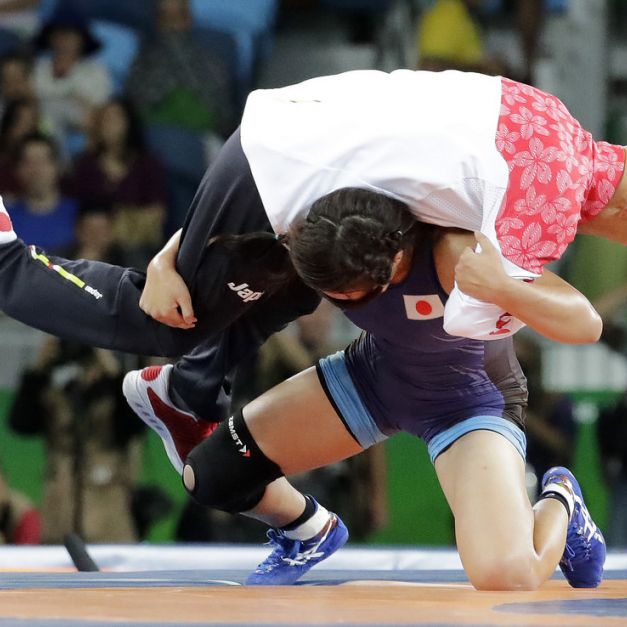 日本角力女將川井梨紗子(下)在贏得里約奧運女子角力63公斤級金牌後，以過肩摔教練榮和人慶祝。(達志影像)