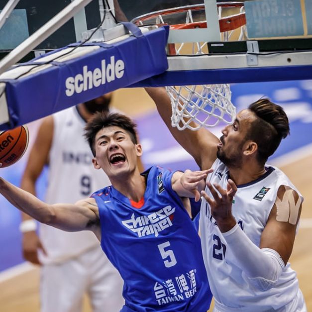 劉錚(持球者)在亞洲挑戰盃與中國一戰受傷退場。(FIBA資料照)