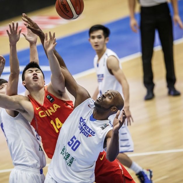 中華隊和印度隊爭亞洲挑戰盃第7名，總教練閻家驊希望戴維斯(前中)撐住。(FIBA提供)
