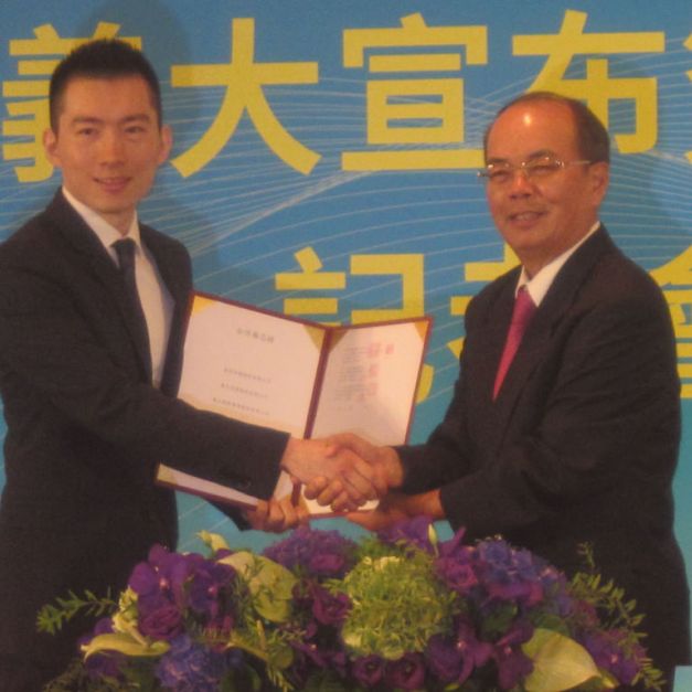 富邦育樂總經理蔡承儒(圖左起)與義大育樂楊森隆董事長。(TSNA資料照)