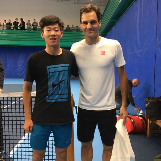 曾俊欣（左）與Federer。（曾爸提供）