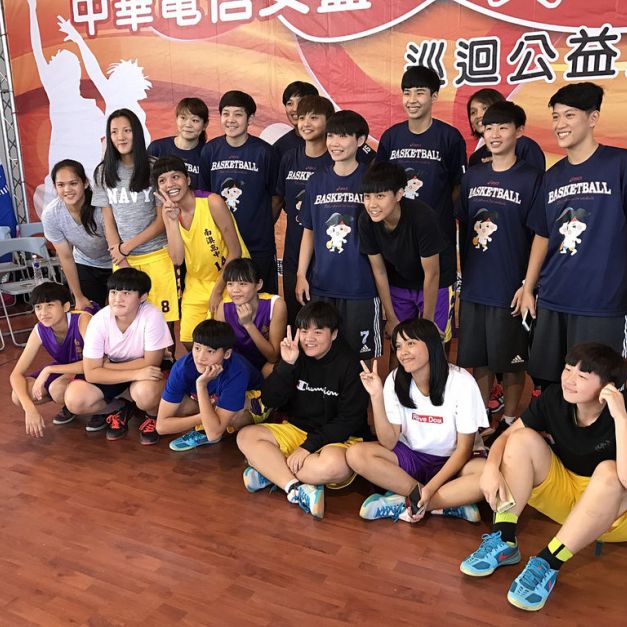 中華電信球員與參加公益盃球賽的選手。（鍾亞芳/攝）