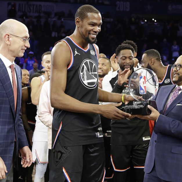 Kevin Durant拿下生涯第2座明星賽MVP獎盃。（達志影像）