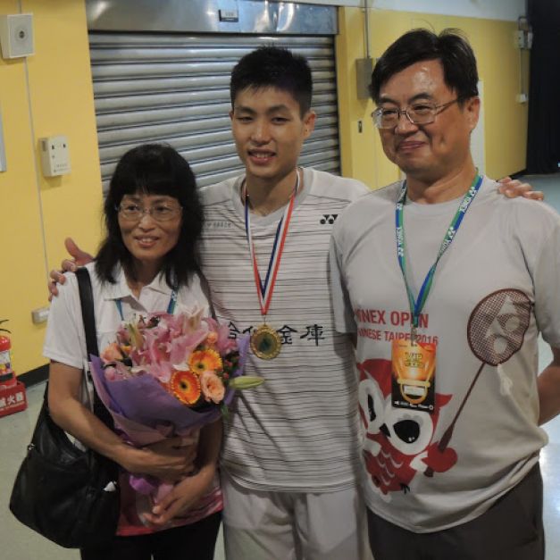 周天成(中)首度在台北公開賽男單稱王，到場觀賽的爸媽與有榮焉。(陳筱琳/攝)