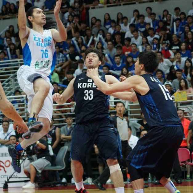 曾文鼎(左)因效力的上海大鯊魚隊受邀參加NBA熱身賽，獲得和NBA好手同場較量的機會。(TSNA資料照)