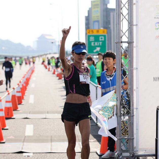 傅淑萍克服傷病順利拿下臺北國道馬拉松全馬女子組3連后冠。（中華民國路跑協會提供）