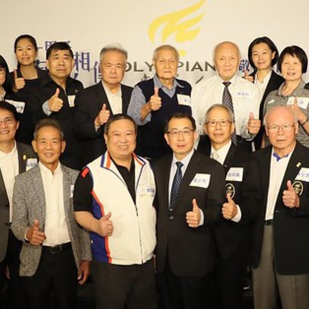中華奧會主席林鴻道（前排左5）與體育署長張少熙（前排左6）都參與盛會。（中華民國奧運人協會提供）