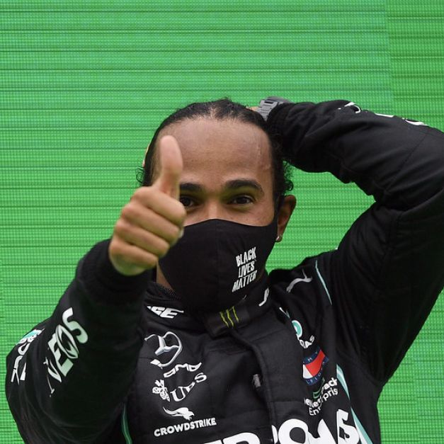 Lewis Hamilton破紀錄後於頒獎台上比讚。（達志影像）