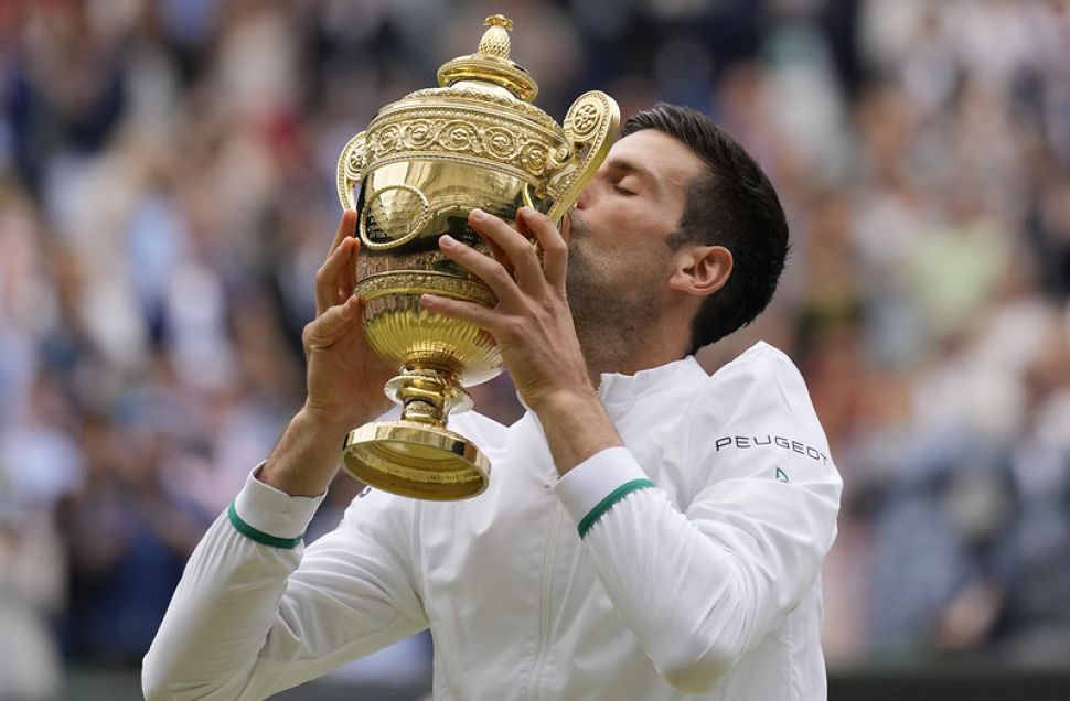 球王Novak Djokovic第6度奪得溫網冠軍，親吻獎盃慶賀。(達志影像)