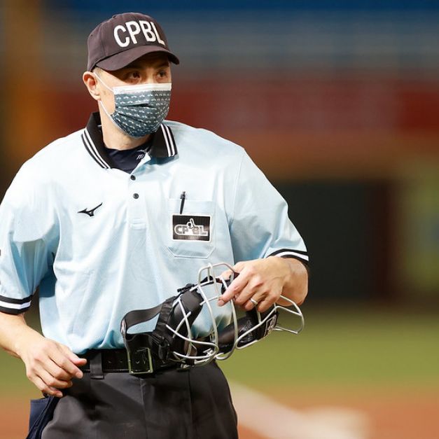 中職資深裁判紀華文受邀在東京奧運棒球賽中執法。(中職提供)