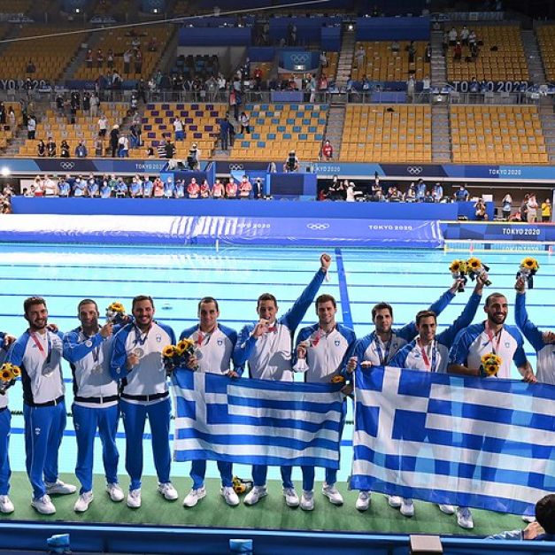 希臘水球代表隊在頒獎典禮上慶祝摘下銀牌。【AFP授權】