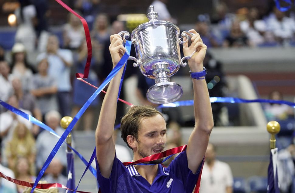 Daniil Medvedev捧起美網冠軍獎盃。（達志影像）