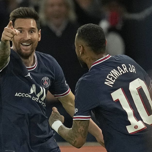 Lionel Messi（左）攻進加入巴黎聖日爾曼的第1個進球後慶祝。（達志影像）