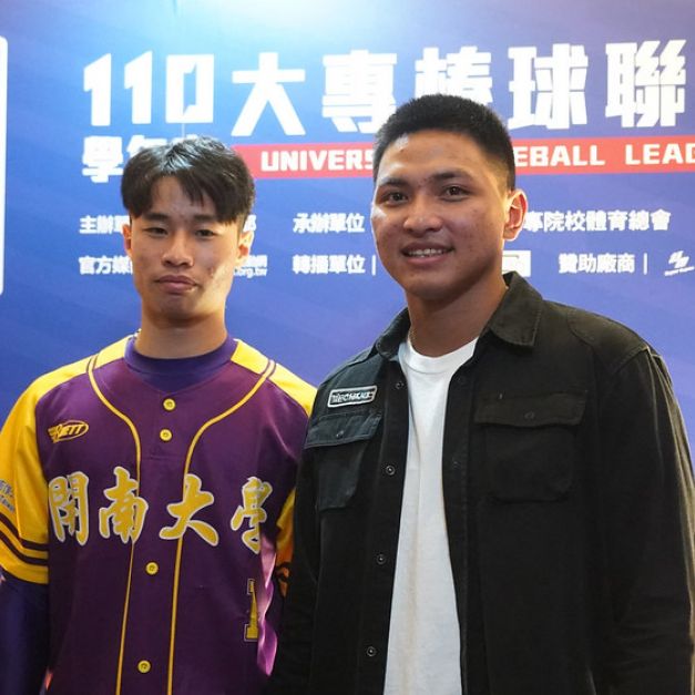 劉致榮（右）與林昱珉（左）出席大專棒球聯賽賽前記者會。（大專體總提供）