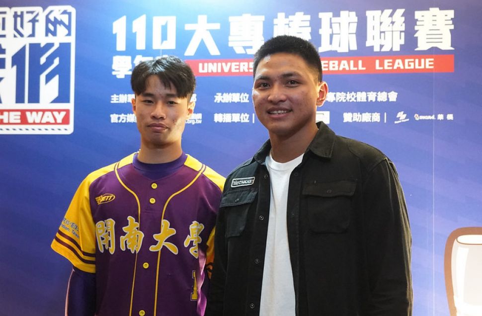 劉致榮（右）與林昱珉（左）出席大專棒球聯賽賽前記者會。（大專體總提供）